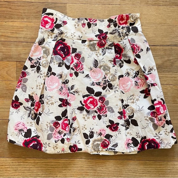 Dresses & Skirts - Cream and pink floral pleated A-line skirt size 2 B12